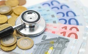 Euro's met een stethoscoop voor een vergoeding voor een haarwerk op medische basis.